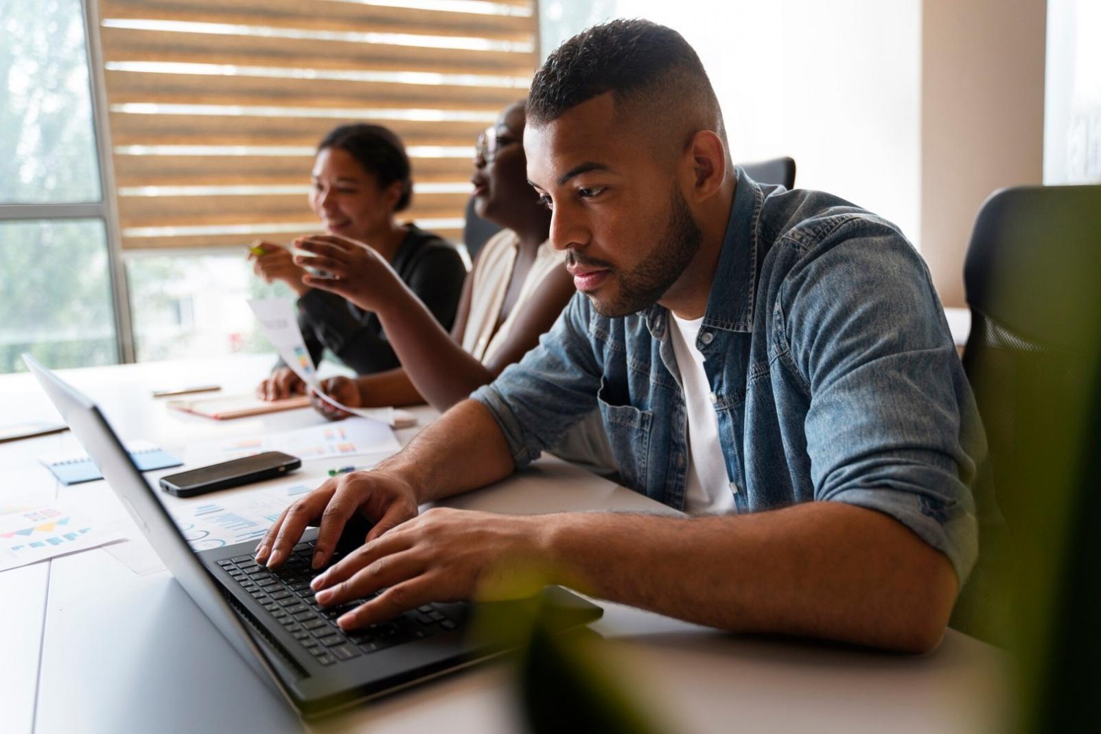 Workshop-Teilnehmende bei einer Finanzplanungssitzung