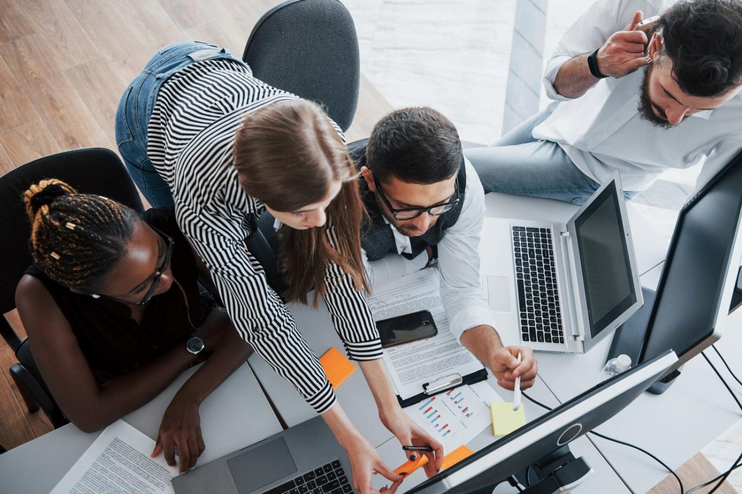 Studierende bei der Finanzplanung mit Laptop und Unterlagen